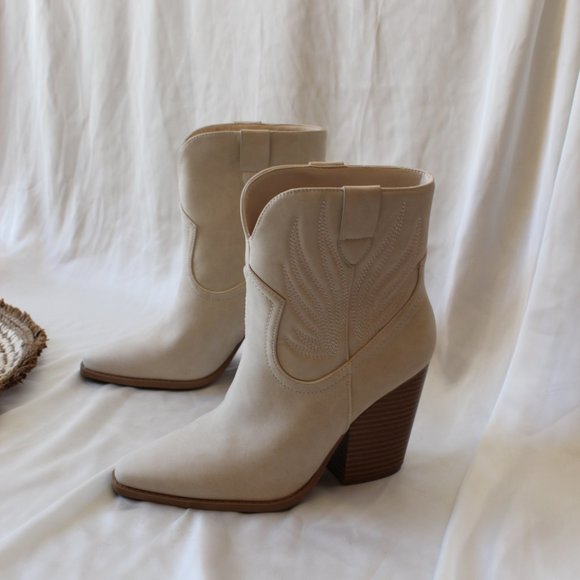 🚨ON SALE🚨// Beige western style boot vegan soft leather - Picture 14 of 17